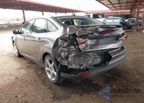 2013 Ford Focus Titanium z USA, uszkodzony, nr VIN 1FADP3J24DL335271